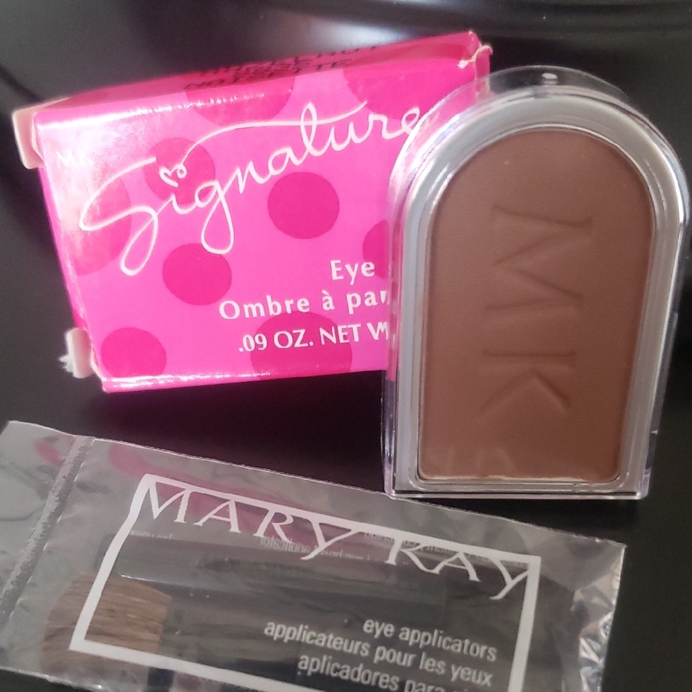 Signature "Hazelnut" Matte Eye Shadow and Brush Set  NWOT